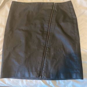 Banana republic skirt with diagonal zipper. New!